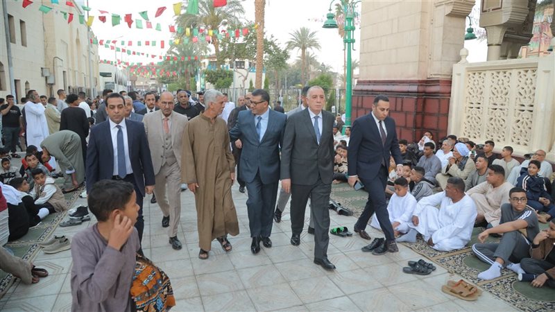 محافظ قنا عقب الصلاة،