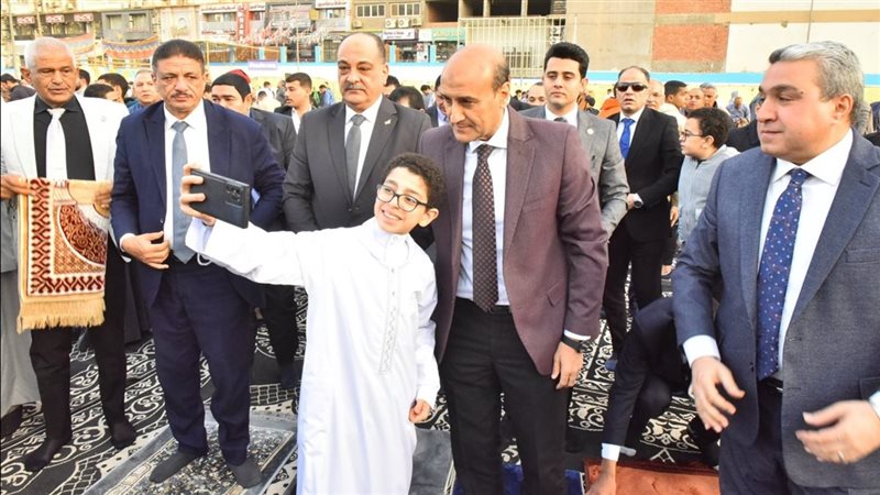 محافظ أسيوط يتبادل