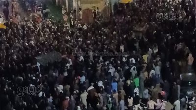 جنازة مهيبة لأب وطفليه ضحايا تسريب الغاز في سرسنا بالمنوفية (فيديو)