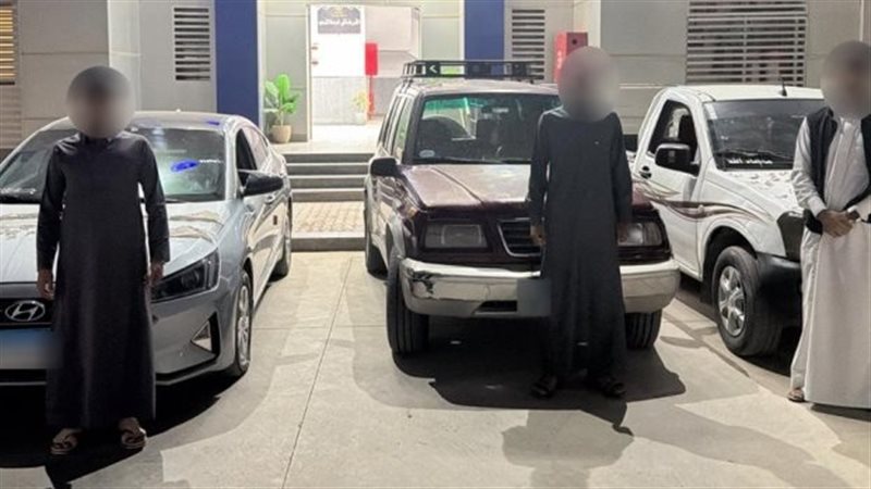 ضبط 3 طلاب بآداء
