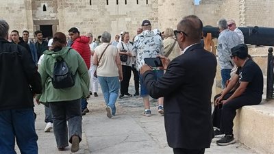 إقبال كبير من الزائرين على قلعة قايتباي بالإسكندرية (صور)