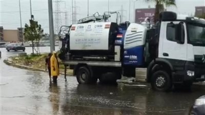 شركة الصرف الصحي بالقاهرة الكبرى تتابع ميدانيًا جهود سحب مياه الأمطار