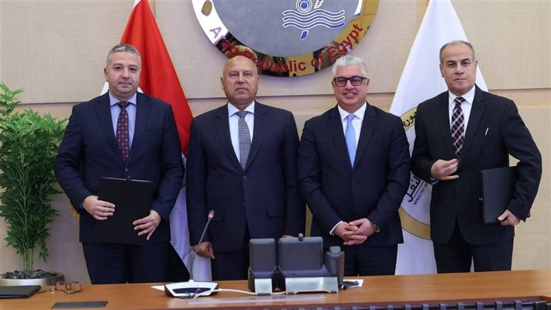 وزير النقل يشهد توقيعين