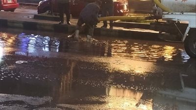 رئيس مدينة طوخ يتابع عمليات شفط مياه الأمطار من الشوارع والطرق السريعة