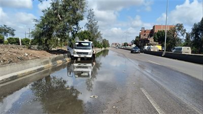 استمرار رفع مياه الأمطار على الطريق الزراعي بالقليوبية (صور)