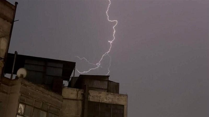 برق في سماء الجيزة،