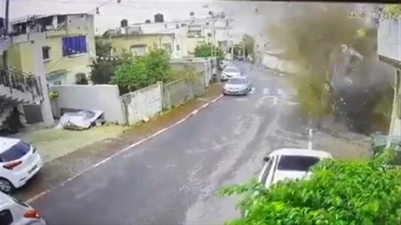 لحظة سقوط شظايا صاروخ