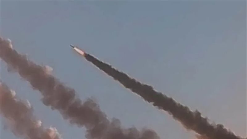 إطلاق دفعة صاروخية