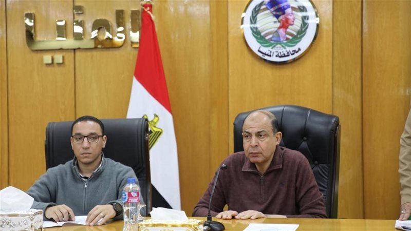 محافظ المنيا يناقش