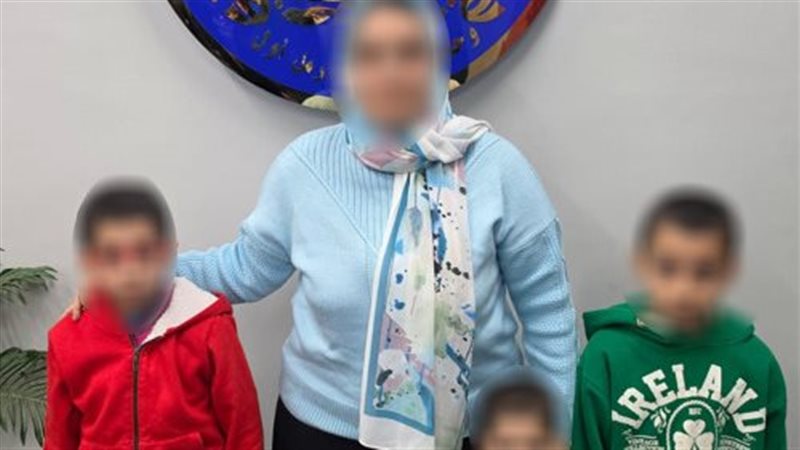 أطفال خارج شباك شقة