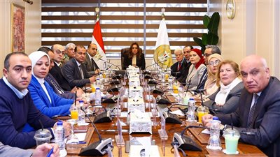 وزيرة التنمية المحلية والبيئة توجه بدراسة مد تراخيص مزاولة أنشطة إدارة المخلفات غير الخطرة