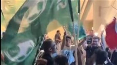 الطعمية والكبسة أخوات، رغم الخسارة.. جمهور السعودية يحتفل بفوز منتخب مصر (فيديو) 