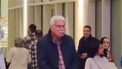 ظهور أحمد نظيف يسير وحيدًا بأحد المولات يثير الجدل، والنشطاء: يا ريت نتعظ (فيديو) 