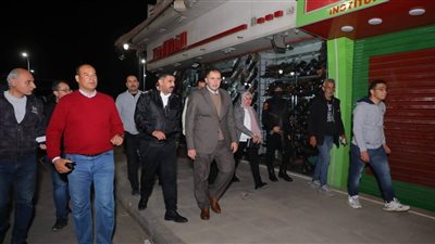 محافظ دمياط يقود جولة ليلية لمتابعة تطبيق المواعيد الجديدة لغلق المحلات 