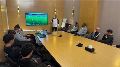 قبل الجولة الإفتتاحية، حسين عبد اللطيف يشرح للاعبيه نقاط القوة والضعف في منتخب إثيوبيا