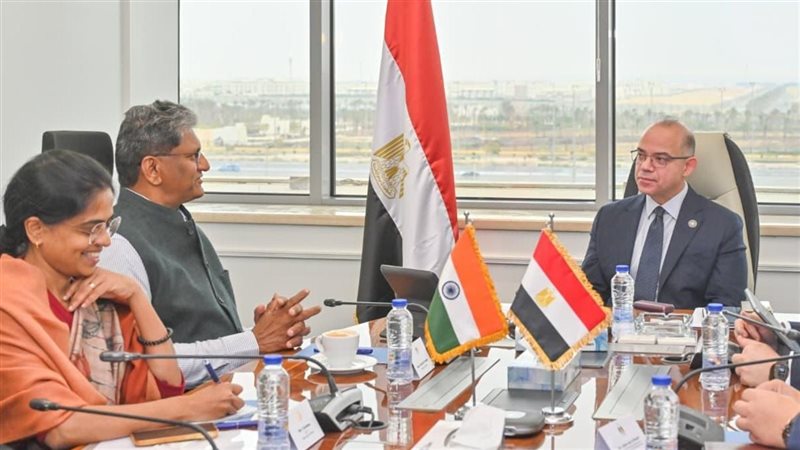 وزير الاستثمار يستقبل