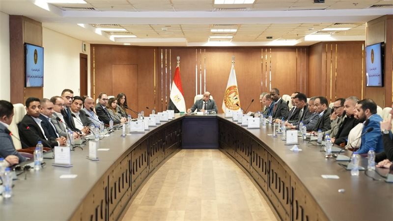 وزير العمل يلتقي