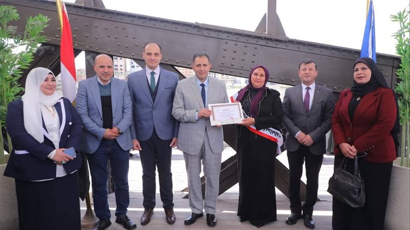 محافظ دمياط يكرم