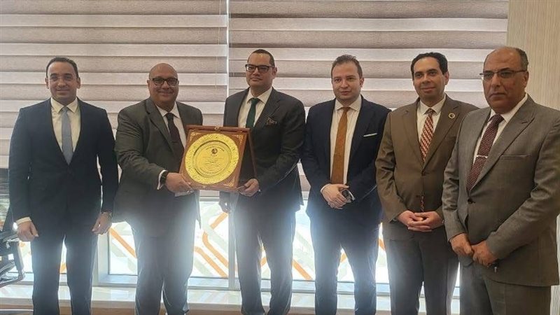 جامعة عين شمس، فيتو
