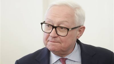 موسكو: سياسات الهيمنة الأمريكية واستخدام القوة سبب اشتعال الأزمات المتتالية في العالم 
