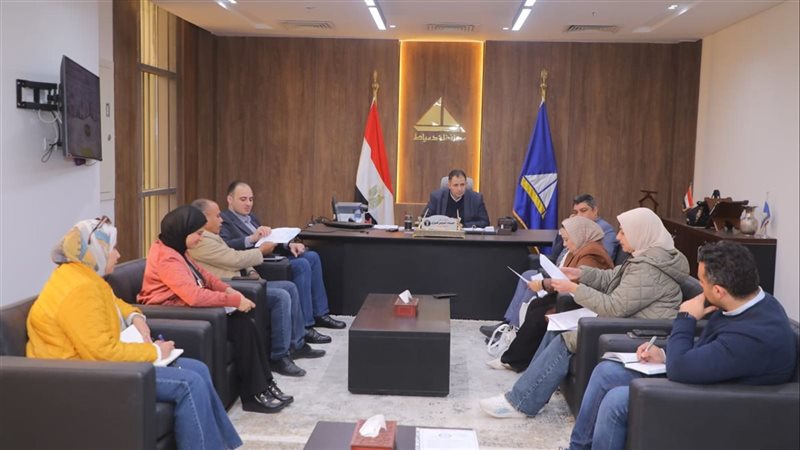 محافظ دمياط مع الإدارة