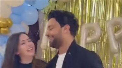 فرح الموجي تفاجئ زوجها أحمد جمال في عيد ميلاده بحضور الأصدقاء (فيديو)