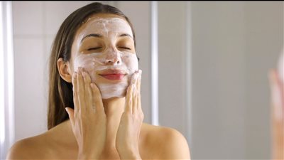 10 أخطاء تؤذي جمالك رغم استخدام الوصفات الطبيعية