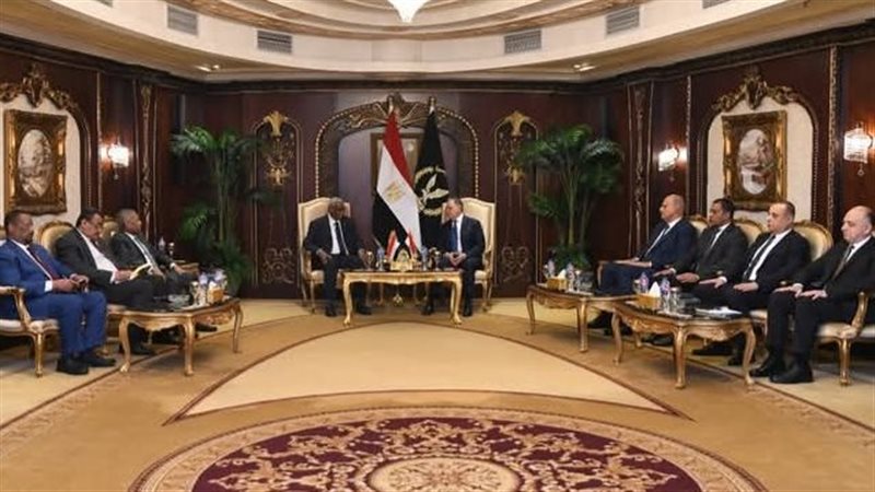 وزير الداخلية يلتقي