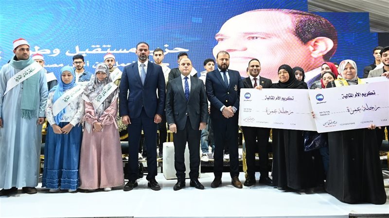محافظ الغربية يكرم
