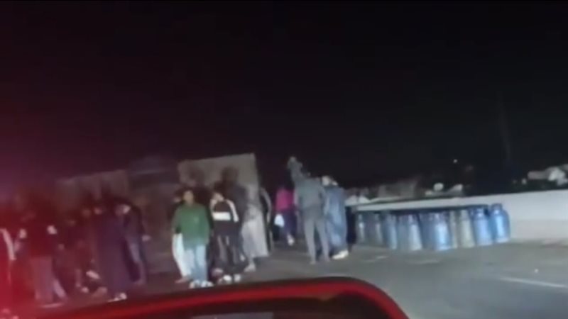 انقلاب سيارة بطريق