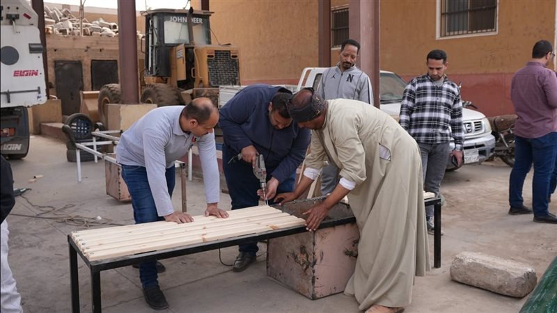 تنفيذ المقاعد الخشبية