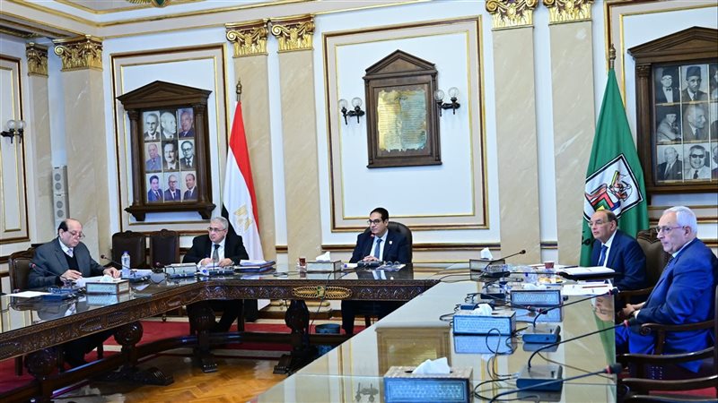 لجنة اختيار عميد