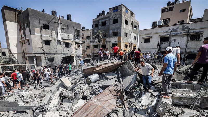 فلسطينيون يبحثون