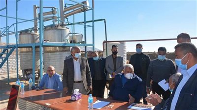 محافظ الوادي الجديد يتفقد مشروعا لإنتاج الزيوت الطبية والعطرية 