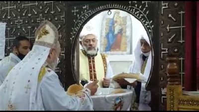 برفع الحمل والترانيم.. أقباط أسيوط يقيمون قداس عيد الميلاد المجيد |فيديو 