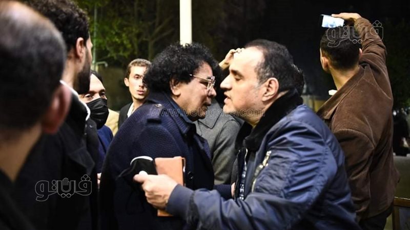 محمد منير يؤدي واجب