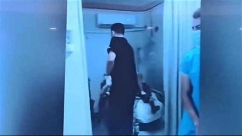 طبيب يعتدي على مريض