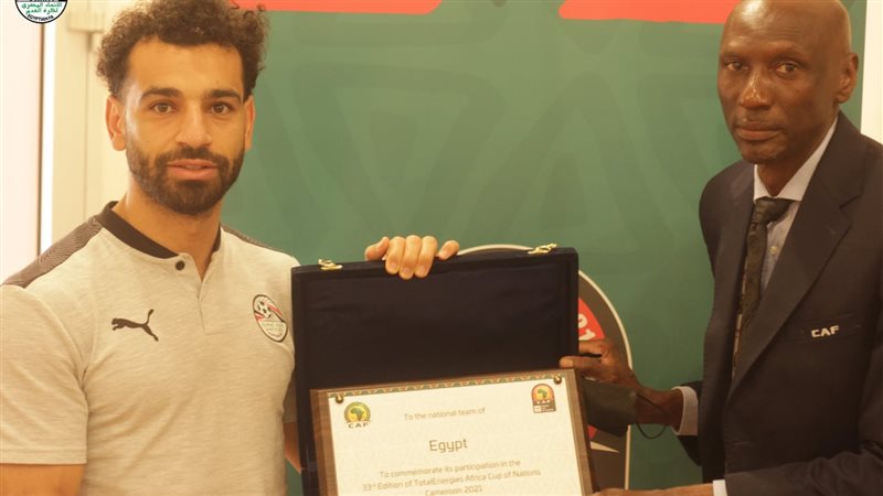 محمد صلاح يتسلم درع