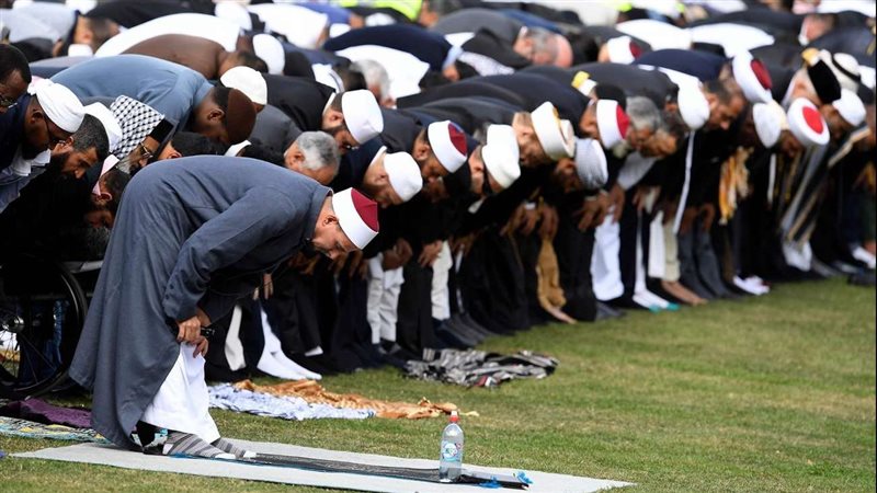 حكم الصلاة في أماكن
