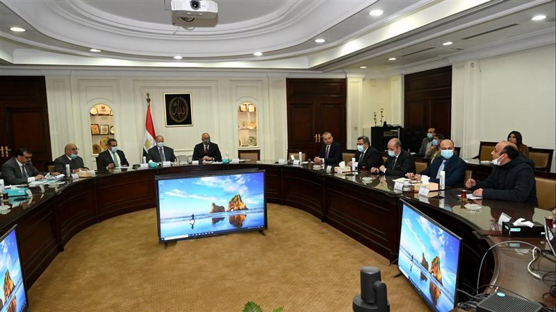 وزير الإسكان ومحافظ