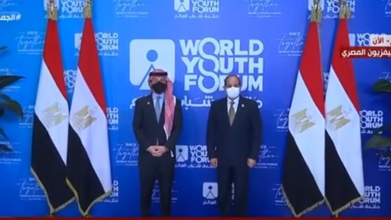 السيسي يلتقط صورة