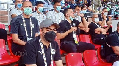 المستبعدون من مواجهة نيجيريا يشجعون المنتخب بالمدرجات| فيديو 