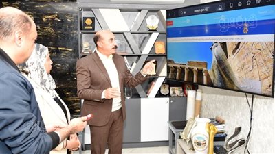 محافظ أسوان يعطى إشارة البدء لإطلاق البوابة الإلكترونية للمحافظة| صور