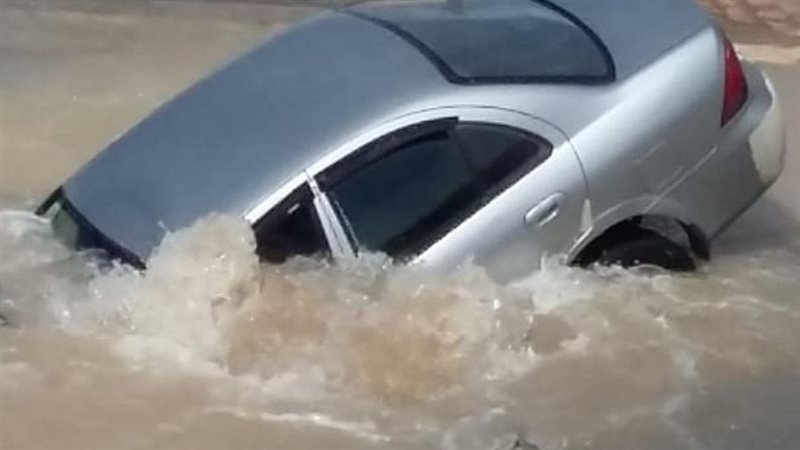 غرق سيارة 