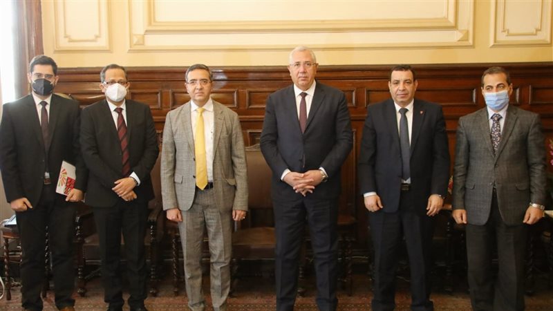 وزير الزراعة يبحث
