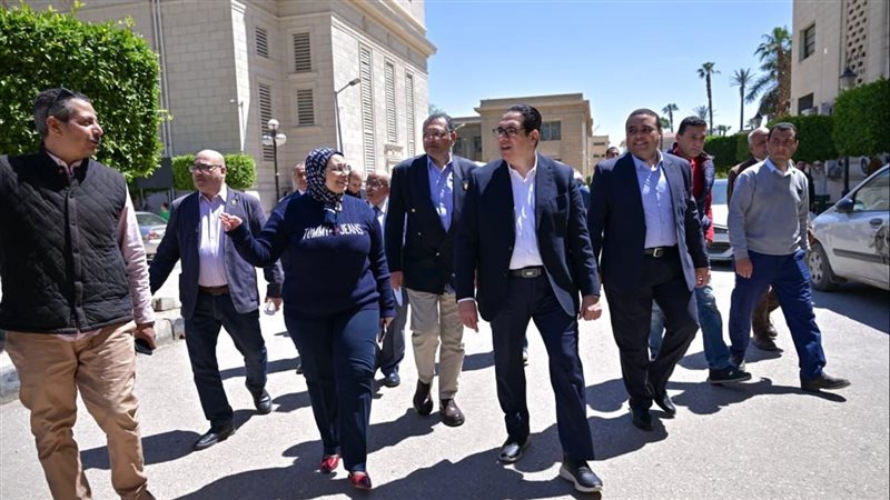 جولة رئيس جامعة القاهرة