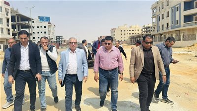 نائب رئيس هيئة المجتمعات العمرانية  يتفقد أعمال تنفيذ المرافق بمنطقة “بيت الوطن”