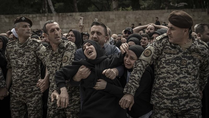لبنانيون يشيعون 13
