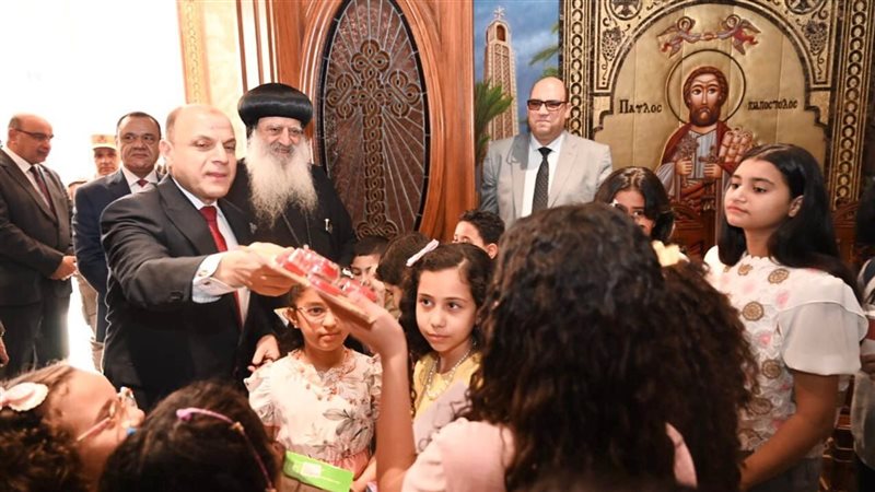 محافظ الغربية يوزع