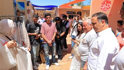 نجيب ساويرس يتفقد «ديارنا الجونة» ويشيد بجودة المنتجات